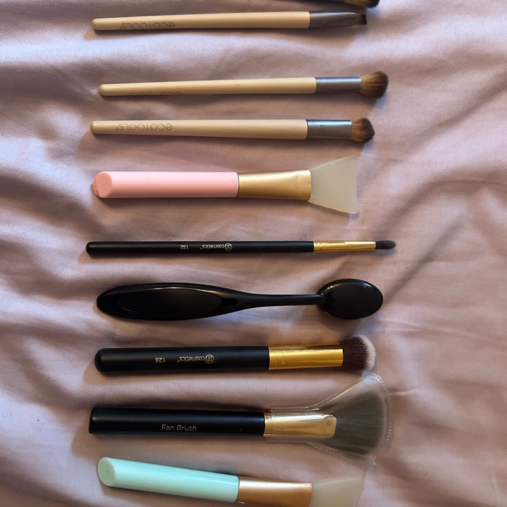 Makeup Brushes - Picture 2 of 2
